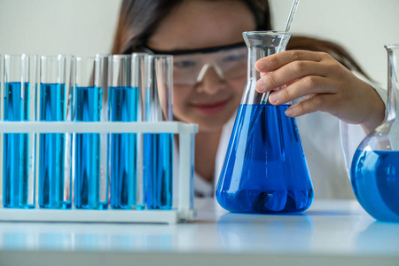 米6蓝色有亚洲女科学图片-米6蓝色科学素材-米6蓝色科学